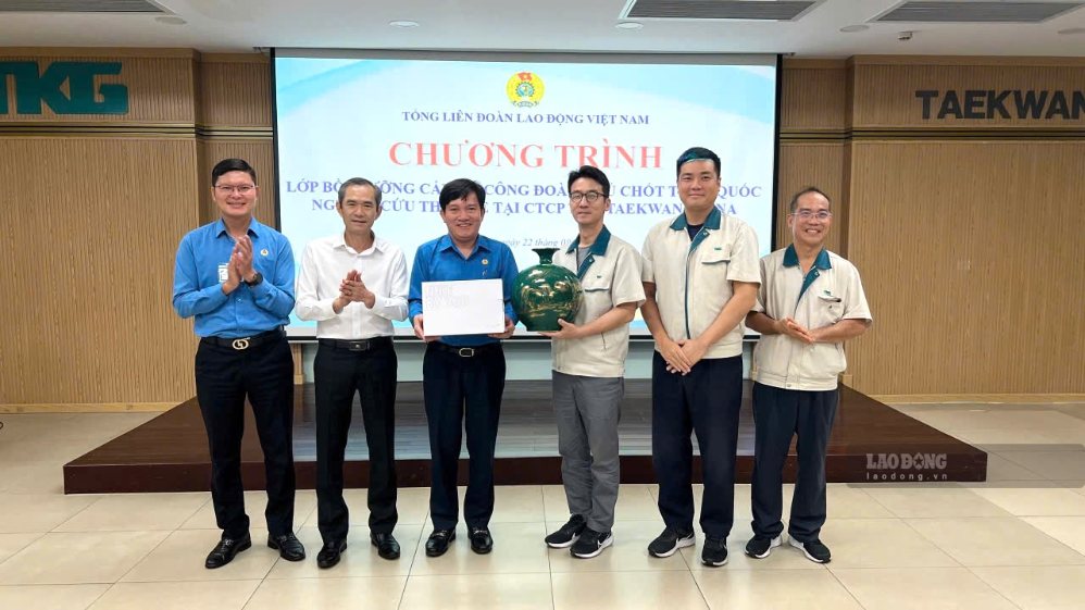 Lãnh đạo Tổng LĐLĐVN tặng quà lưu niệm cho đại diện Công ty cổ phần TKG Taekwang Vina. Ảnh: HAC