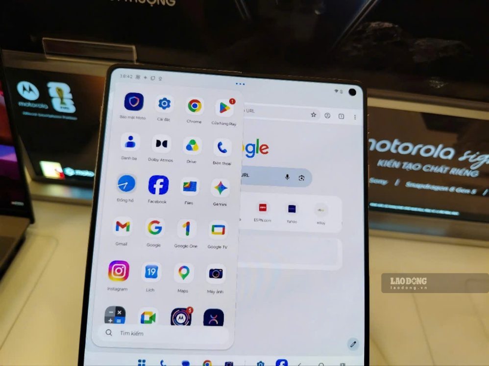 Folding smartphones with large screen sizes are a trend in the market. Photo: Nguyen Dang