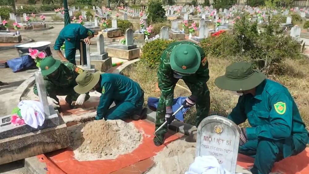 Officers and soldiers of the Quang Tri Provincial Border Guard coordinate with forces to deploy the collection of martyr remains samples. Photo: Quang Tri Border Guard