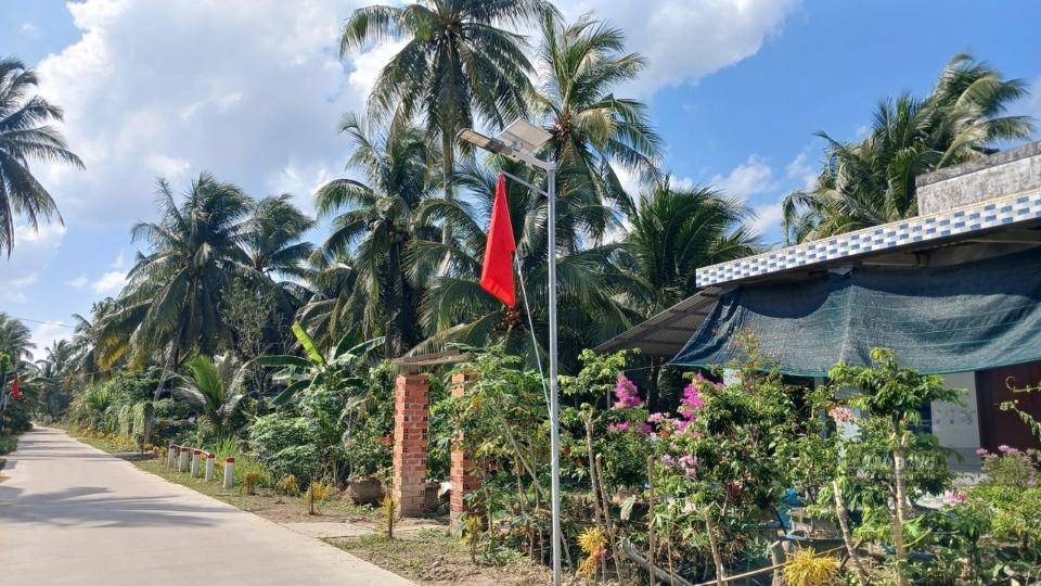 Hệ thống đèn được lắp đặt dọc tuyến đường, phục vụ nhu cầu đi lại của người dân. Ảnh: Hoàng Lộc