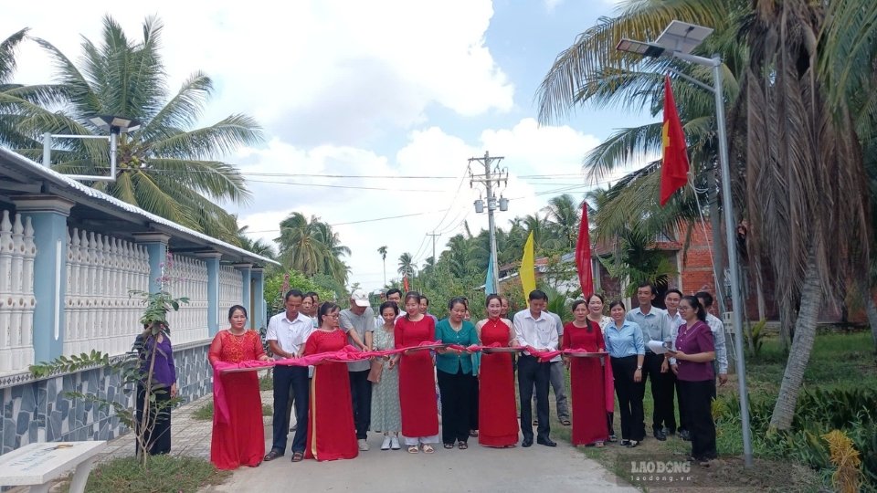Delegates perform the ribbon-cutting ceremony to inaugurate the 3.2 km long solar lighting project. Photo: Hoang Loc