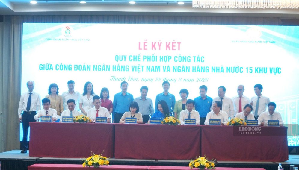Mr. Ngo Duy Hieu - Standing Vice President of the Vietnam General Confederation of Labor (sixth from right) - and leaders of the State Bank of Vietnam witnessed the signing ceremony of the coordination regulations. Photo: Quach Du