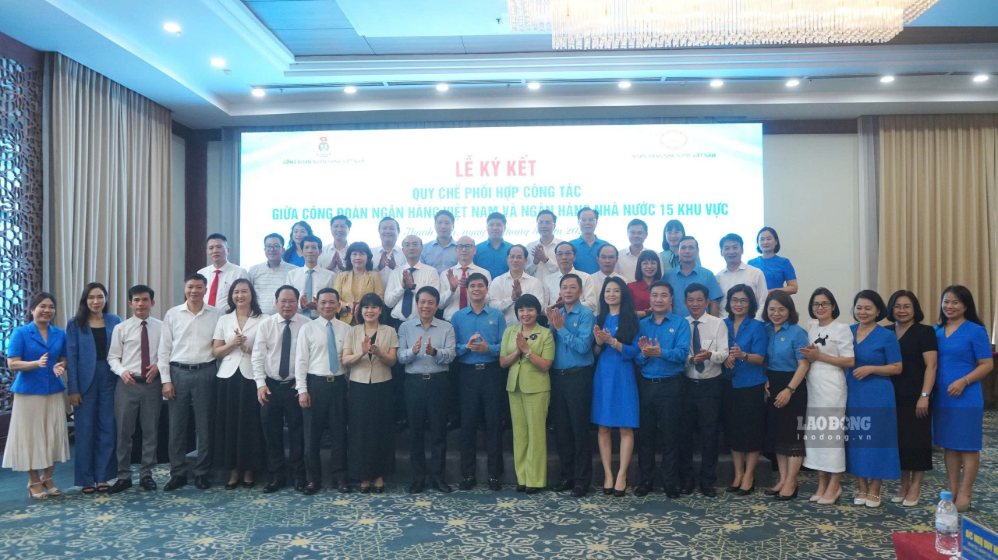 Lãnh đạo Tổng LĐLĐ Việt Nam, Lãnh đạo Ngân hàng Nhà nước chụp ảnh lưu niệm với Lãnh đạo các Ngân hàng Nhà nước 15 khu vực sau lễ ký kết. Ảnh: Quách Du