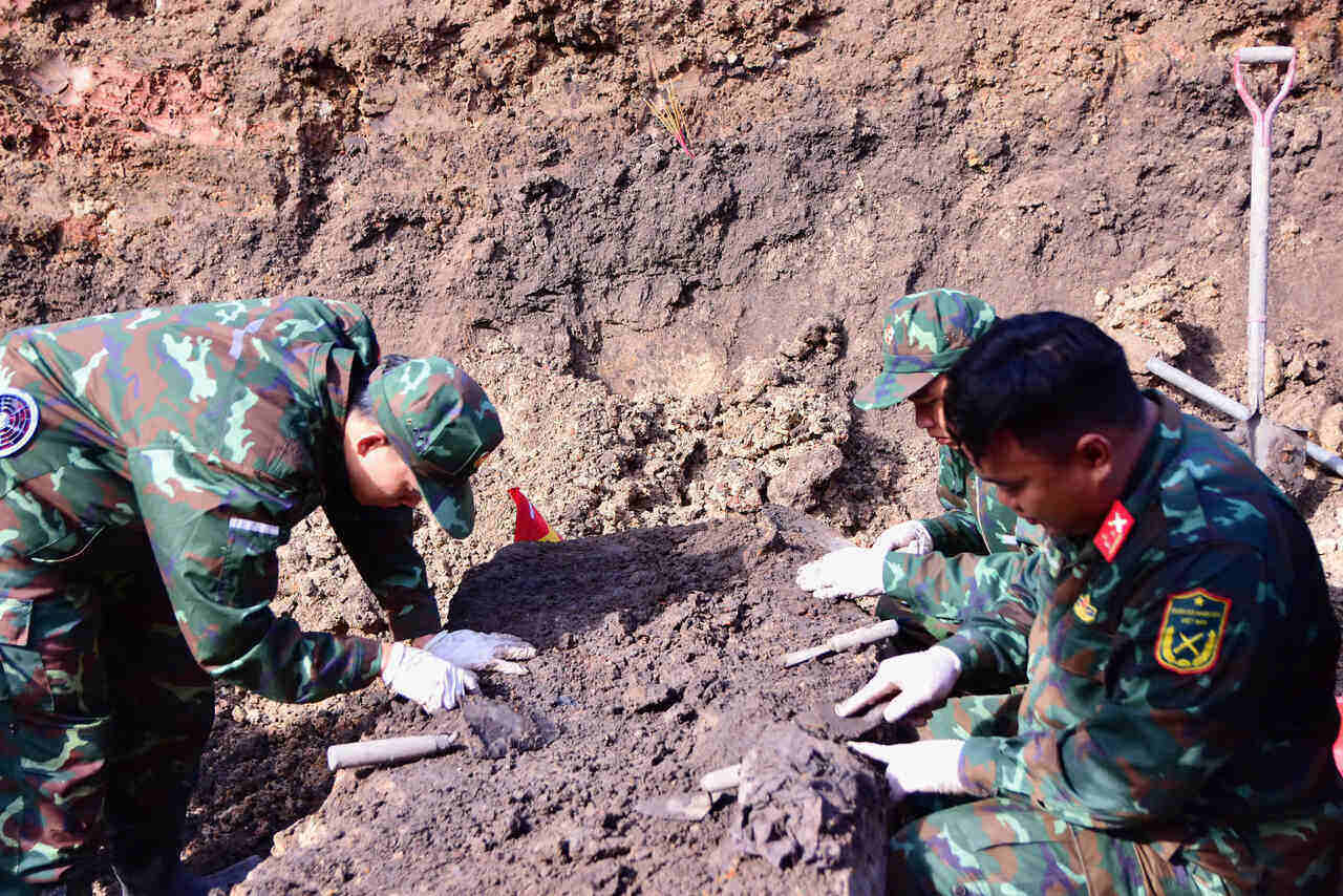 Lực lượng chức năng tìm kiếm, quy tập hài cốt liệt sĩ tại Công viên Lê Thị Riêng. Ảnh: Bộ Tư lệnh TPHCM