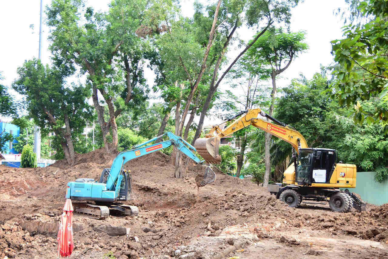 Các phương tiện cơ giới được huy động phục vụ công tác đào, vận chuyển đất và tìm kiếm hài cốt liệt sĩ. Ảnh: Bộ Tư lệnh TPHCM