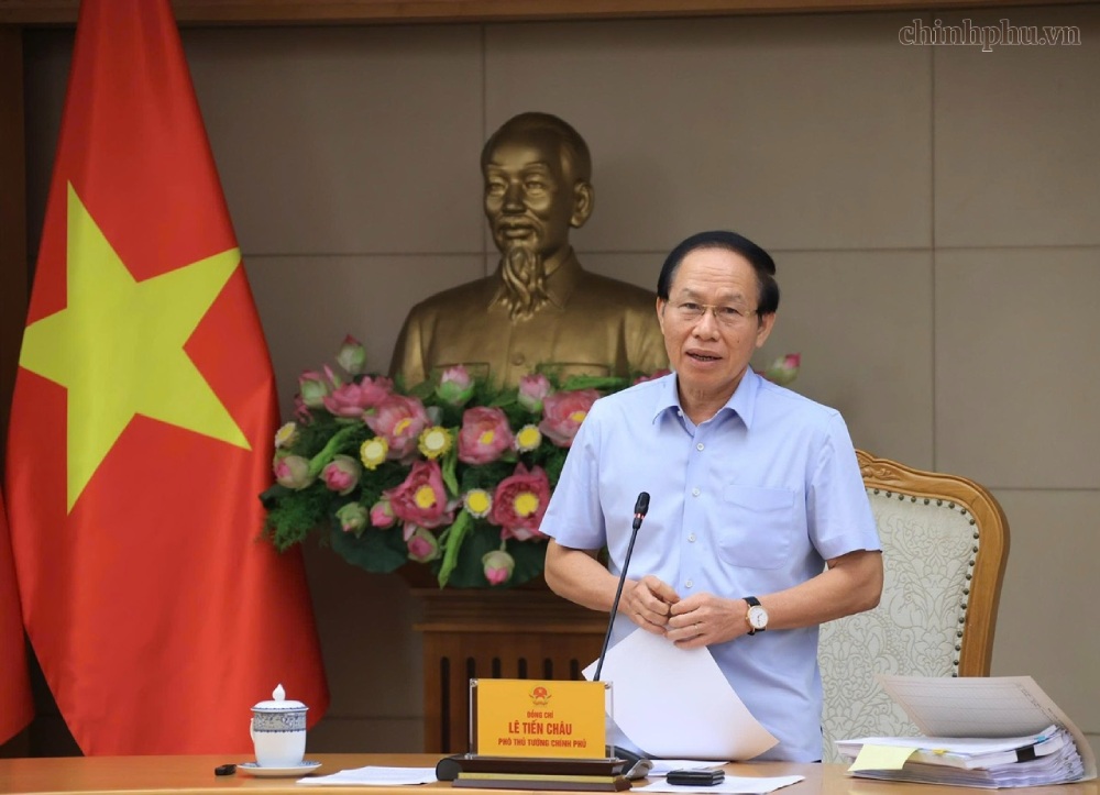 Member of the Party Central Committee, Deputy Prime Minister Le Tien Chau requested to urgently complete and ensure the quality of 14 draft laws before 11:00 AM on August 24, including the Law on Food Safety (amended). Photo: VGP