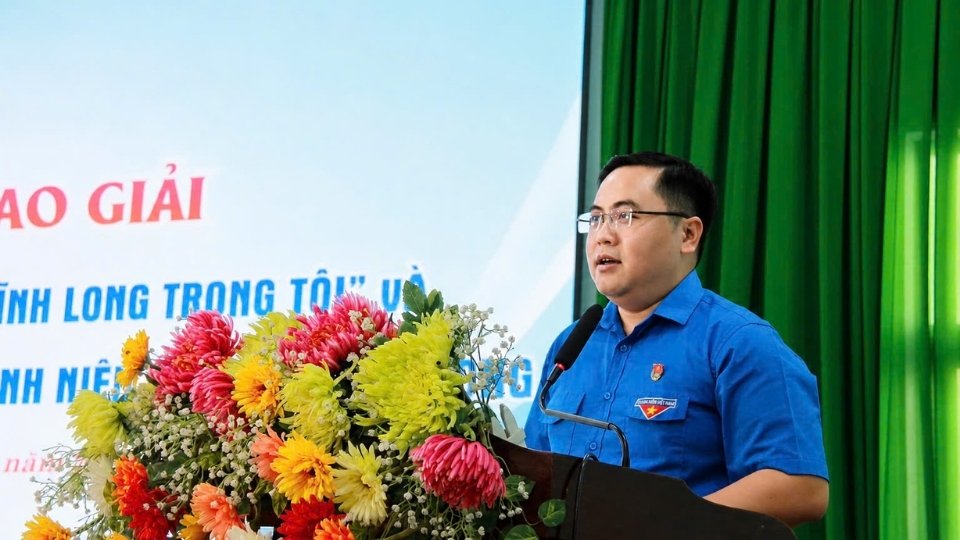 Mr. Phan Thanh Tre - Deputy Secretary of Vinh Long Provincial Youth Union, Chairman of the Vietnam Student Association of the province spoke at the program. Photo: Vinh Long Provincial Youth Union