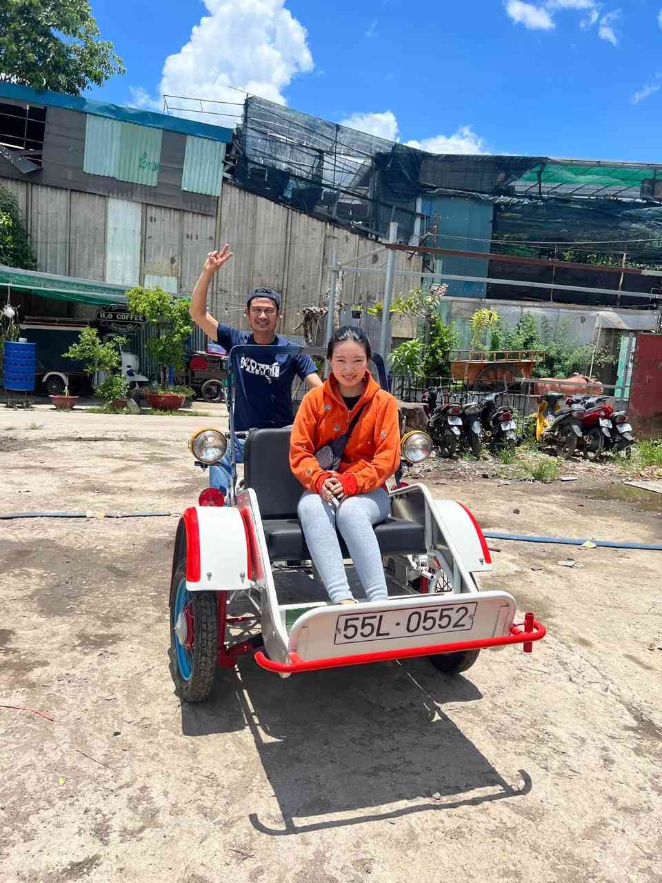 Tiết Cương có cuộc sống giản dị bên bà xã kém tuổi.