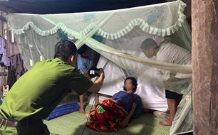 Công an xã ở Cao Bằng đến tận nhà làm căn cước cho người dân bị tai biến