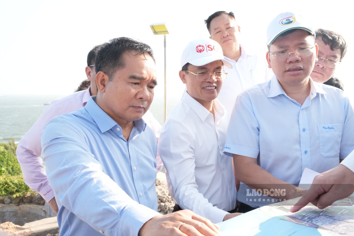 Chairman of Ho Chi Minh City People's Committee listened to a presentation about the project of more than 300 hectares embracing Nghinh Phong Cape and part of the sea in Vung Tau. Photo: Thanh An