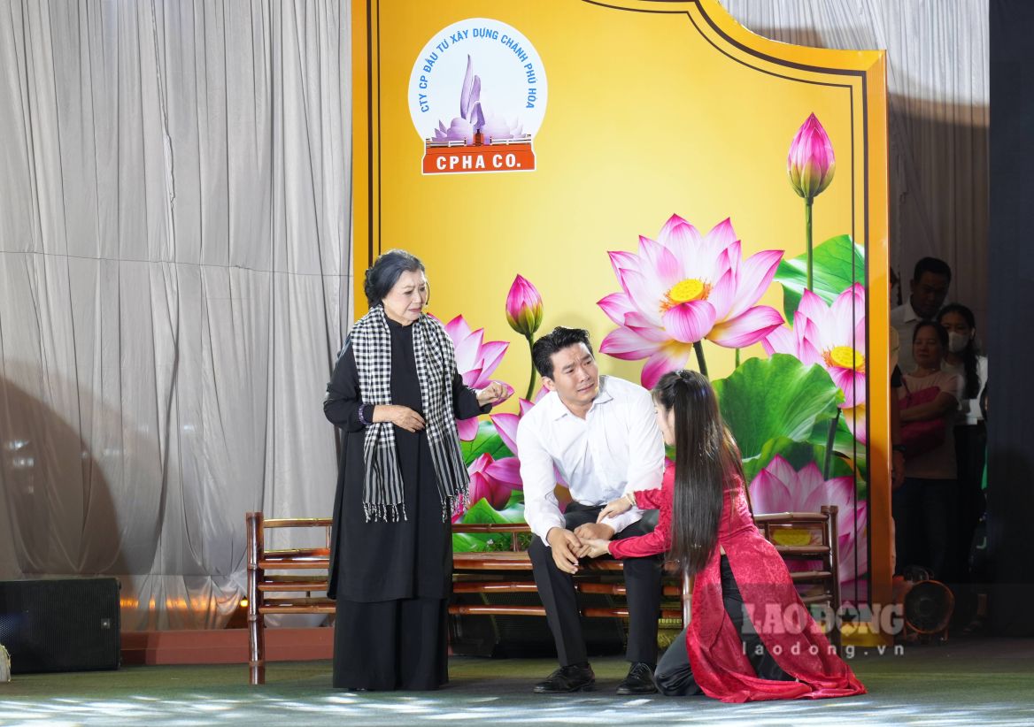 NSND Kim Cương biểu diễn tri ân khán giả. Ảnh: Đình Trọng