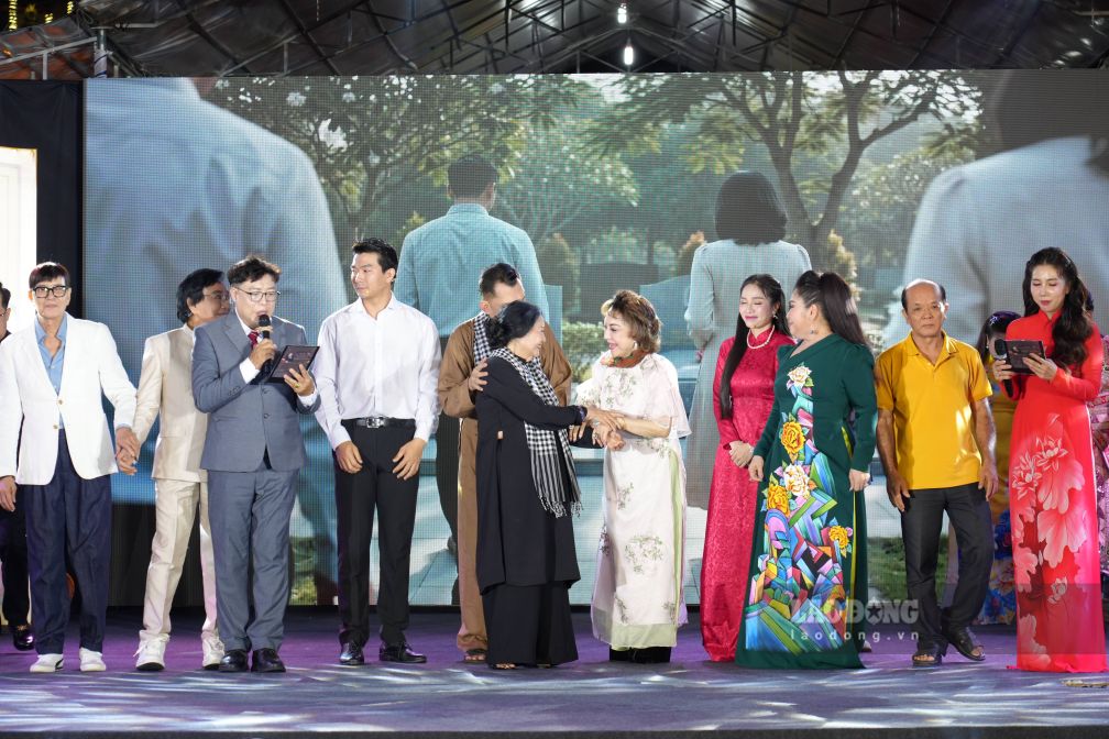 Performance night in gratitude to the audience by People's Artist Kim Cuong and many Southern artists. Photo: Dinh Trong