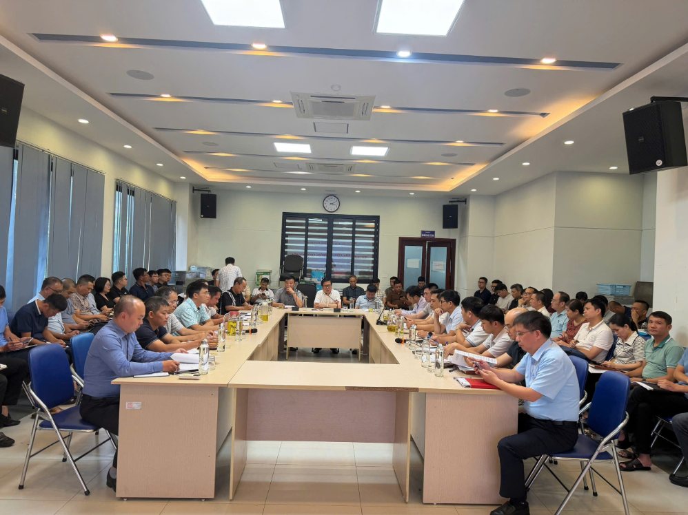 Hanoi City Technical Infrastructure Management Center meets to discuss the deployment of response to storm No. 4 and heavy rain due to the impact of the storm. Photo: Hanoi Technical Infrastructure Management Center