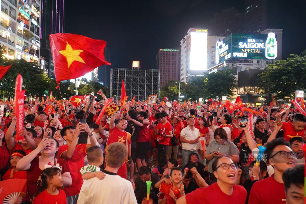 Cổ động viên cùng nhau hô vang “Việt Nam” sau tiếng còi mãn cuộc.