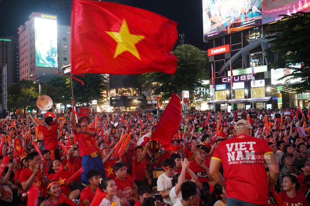 Fans share the joy of victory on Nguyen Hue pedestrian street. Photo: Thai Bao