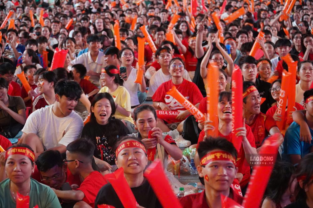 Không khí cuồng nhiệt tại phố đi bộ Nguyễn Huệ sau trận đấu.
