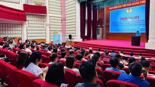 Phu Tho Provincial Labor Federation deploys policy and legal work for trade union officials of Viet Tri ward and affiliated grassroots trade unions. Photo: Phu Tho Trade Union