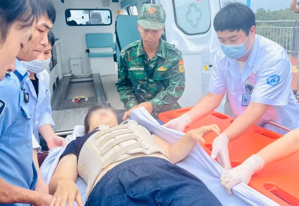 Mong Cai International Border Gate Border Guard Station opens a green channel for ambulances to rescue patients for humanitarian purposes. Photo: Tran Tuong (Mong Cai 1 Ward Service Supply Center)