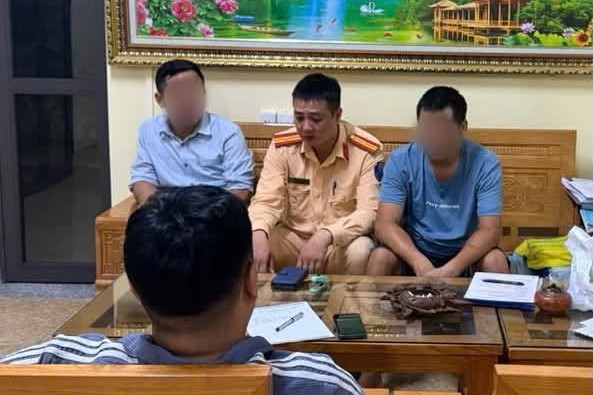 Cảnh sát giao thông Sơn La kịp thời ngăn người dân chuyển thêm tiền cho nhóm lừa đảo. Ảnh: Công an tỉnh Sơn La