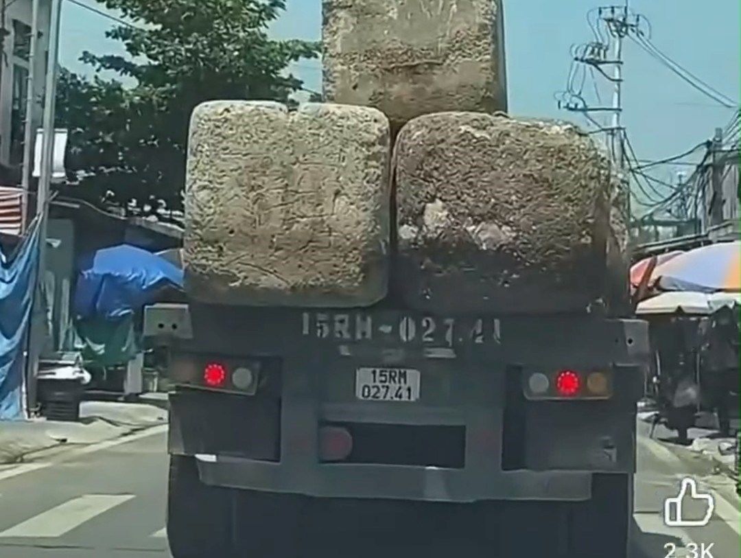 Trailer trucks carrying goods without binding according to regulations. Photo: Hai Phong City Police