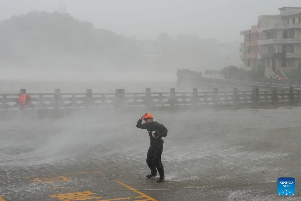 Storm No. 4 (Narra) is forecast to cause heavy to very heavy rain in many areas of southern China from August 22-24. In the photo: Storm Dolphin makes landfall in Dongsha community, Yuhuan city, Zhejiang province, August 9, 2026. Photo: Xinhua