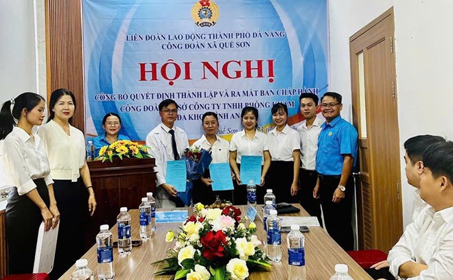 Que Son Commune Trade Union, Da Nang established the grassroots Trade Union of Binh An General Clinic Co., Ltd. Photo: Que Son Trade Union