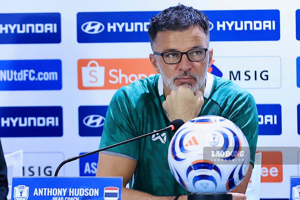 Coach Anthony Hudson of the Thai team. Photo: Minh Dan