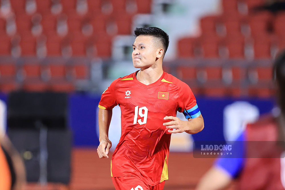 Quang Hai celebrates after scoring to increase the score to 2-0 for the Vietnamese team. Photo: Minh Dan