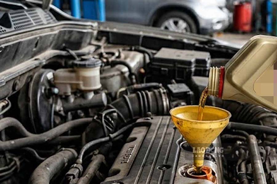 The concept that total synthetic oil replacement after 10,000 km easily causes engine debris is not accurate, because the oil replacement cycle depends on many factors. Photo: Cat Tien