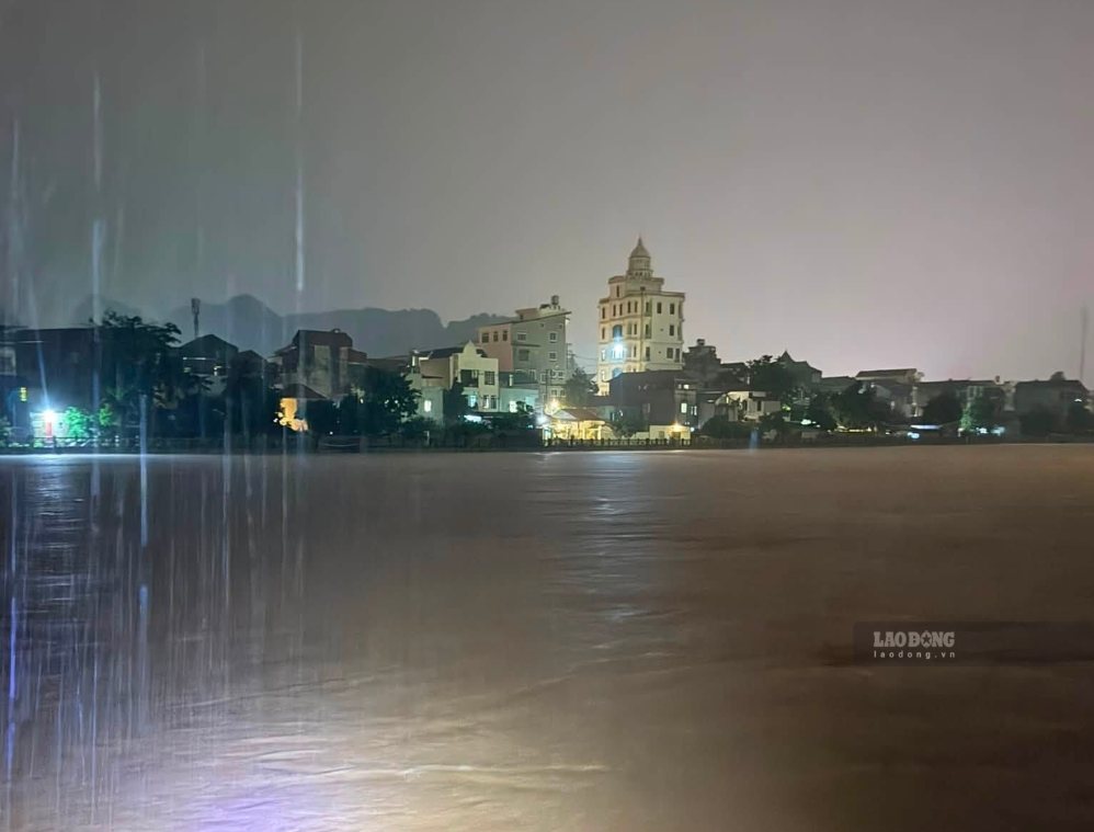 The flood on the Ky Cung River is rising rapidly, approaching the shoreline. Photo: Hai Yen