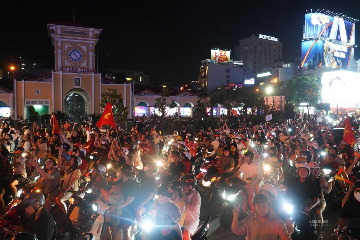 Crowds "going wild" overnight to celebrate Vietnam's victory over Thailand. Photo: Thai Bao