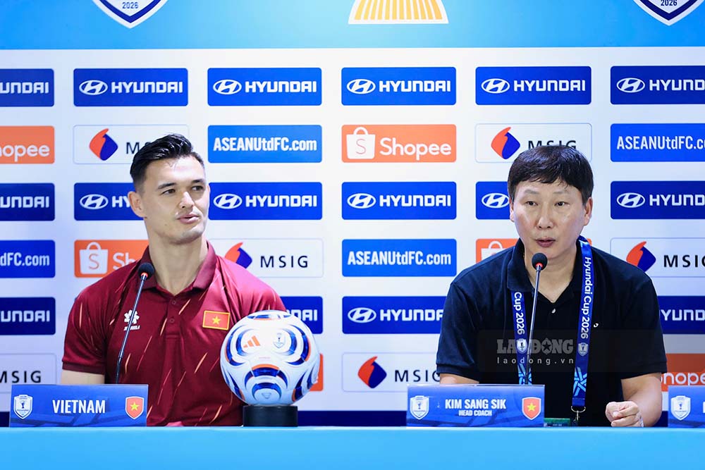 Coach Kim Sang-sik and goalkeeper Le Giang Patrik attend the press conference after the first leg final. Photo: Minh Dan