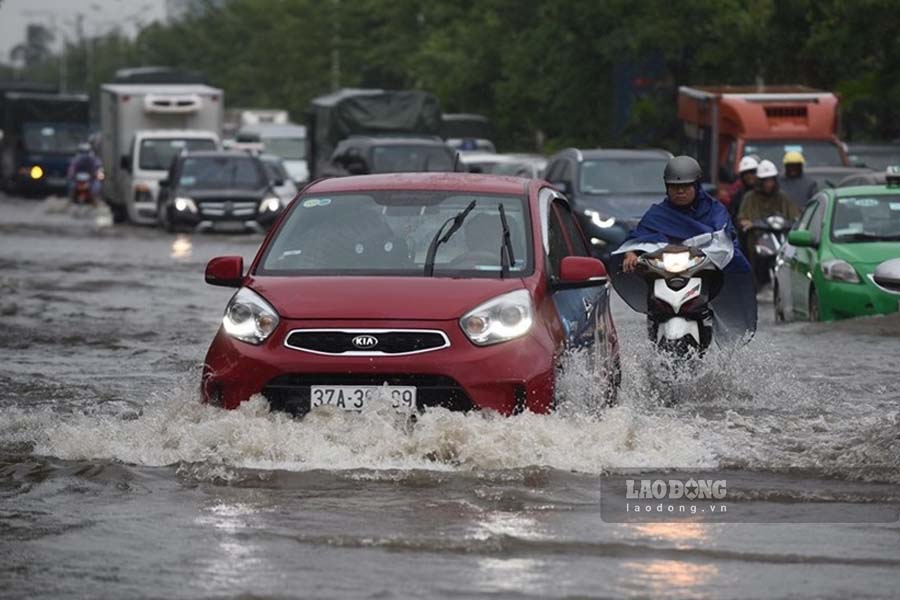 Use and maintain cars properly to limit damage during the rainy season. Photo: Son Tung