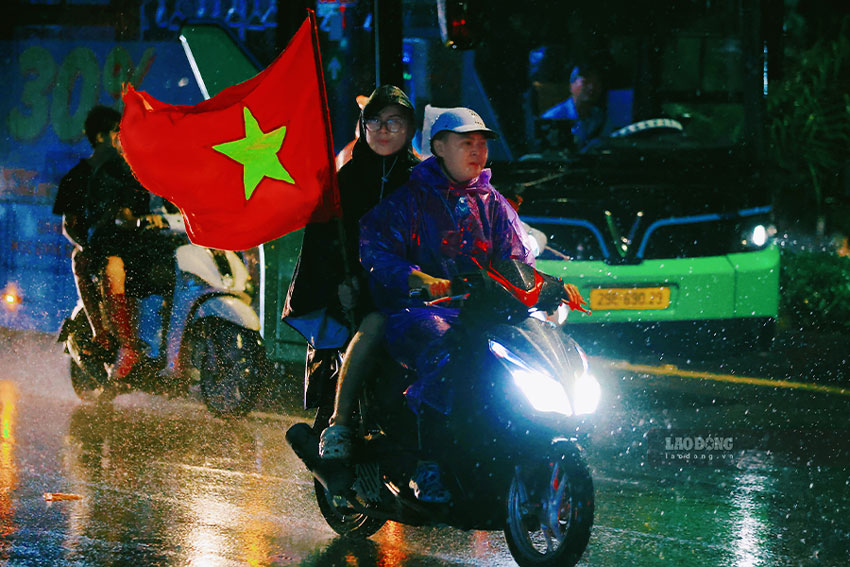 Bất chấp trời mưa nặng hạt, trên nhiều tuyến phố trung tâm của Thủ đô, cờ đỏ sao vàng vẫn tung bay rợp trời.
