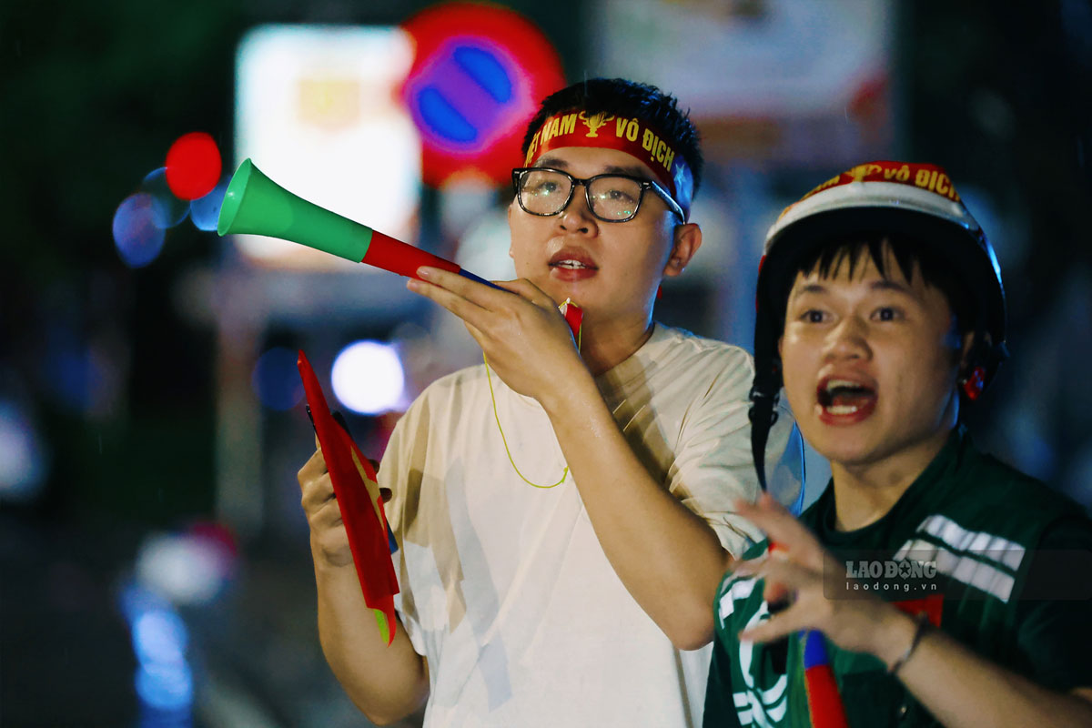 Dù đã nửa đêm, không khí ăn mừng vẫn vô cùng náo nhiệt. Những tiếng hô “Việt Nam chiến thắng” vang khắp các tuyến phố.