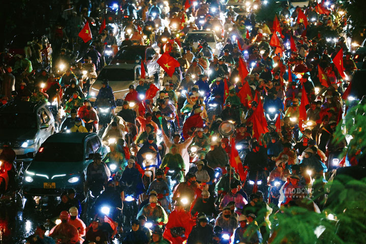 Sea of people brave the rain to "go wild" to celebrate Vietnam's convincing victory over Thailand
