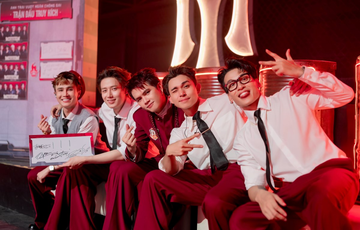 The song "Nhỏ xíu nhỏ xiu" has an interesting staging idea. Photo: Yeah1