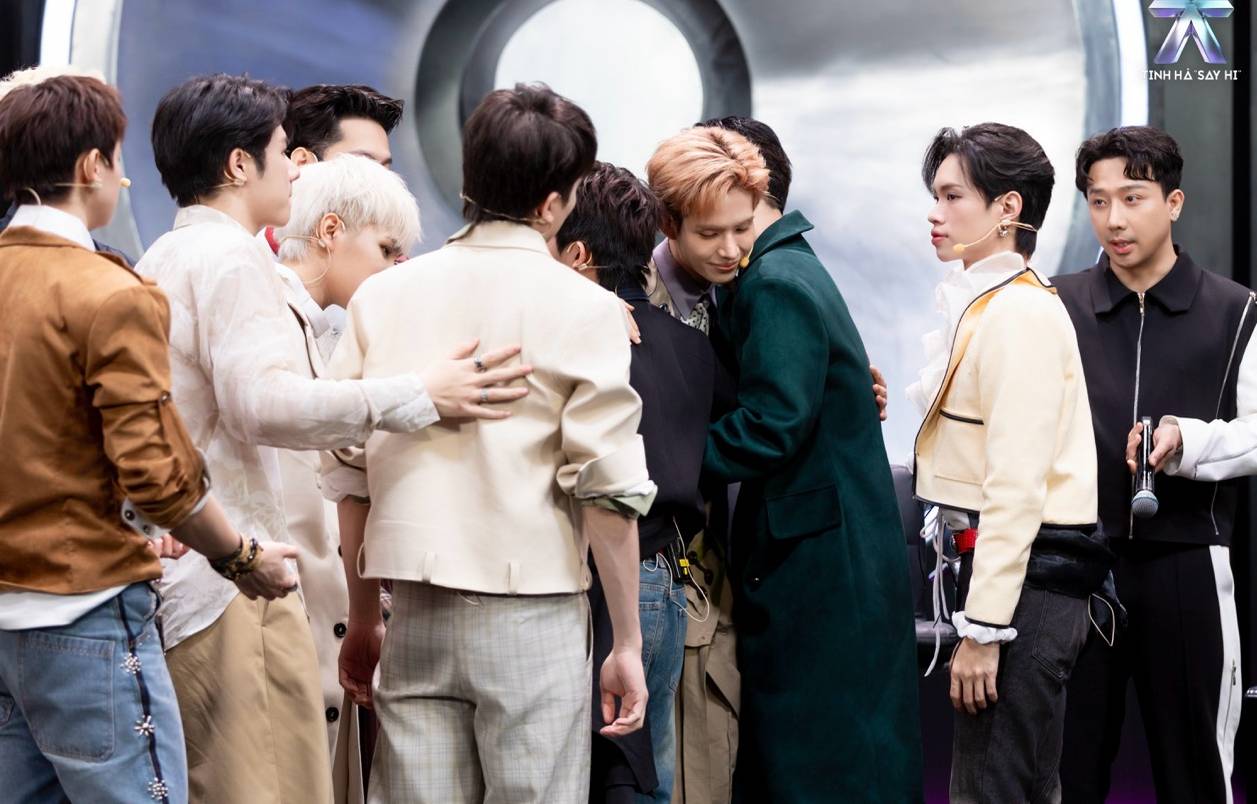 The older brothers encourage their comrades. Photo: Producer.