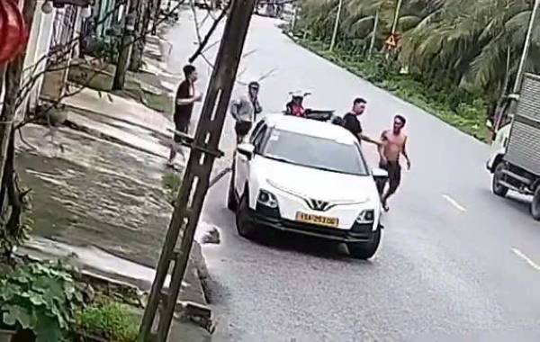 Công an thông tin về vụ việc xảy ra ở tuyến đường 212 địa bàn xã Tiên Minh. Ảnh: Công an TP Hải Phòng