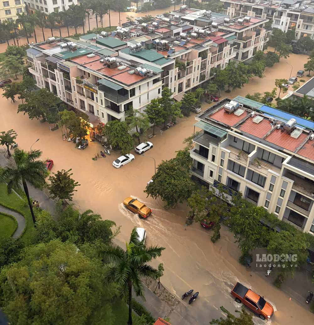 Many streets in Hung Thang area, Bai Chay ward were flooded on the afternoon of August 22. Photo: Nguyen Hung