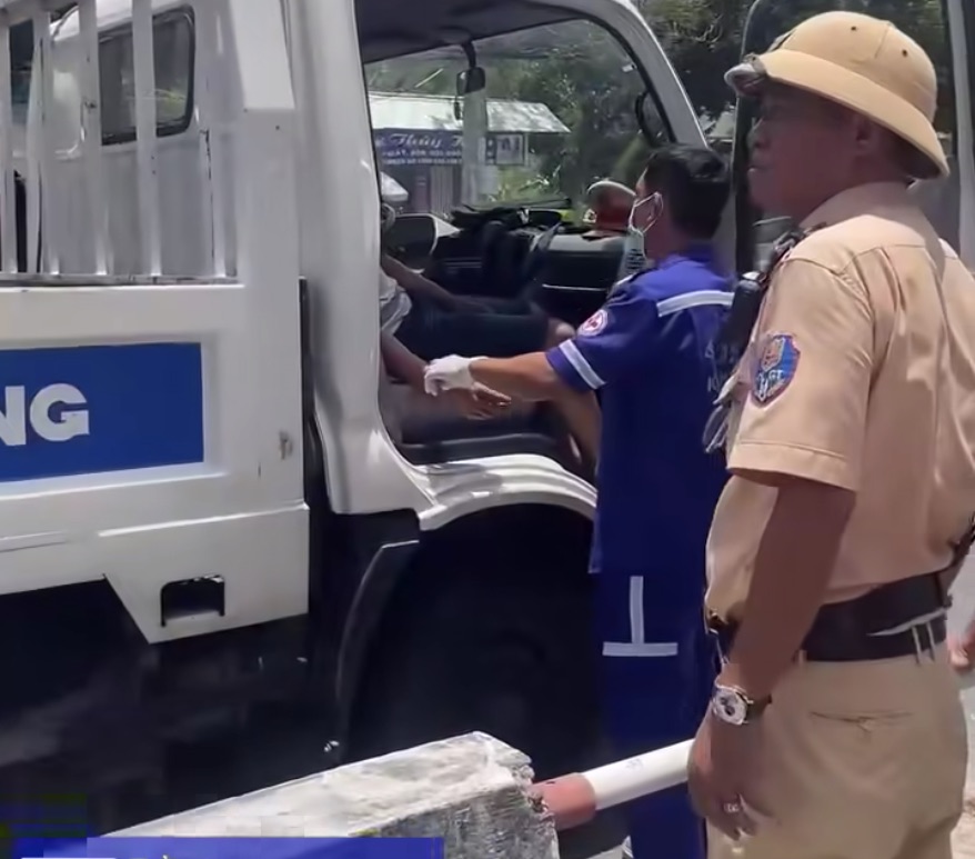Traffic police have just taken people with heart attacks to the emergency room. Photo: Cam Lam Commune Police