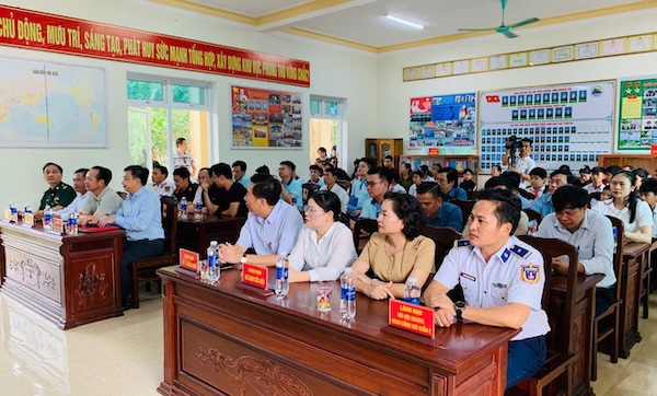Đại biểu đến dự lễ trao xe đạp, học bổng tiếp sức học sinh khó khăn đến trường. Ảnh: Biên phòng Triệu Vân