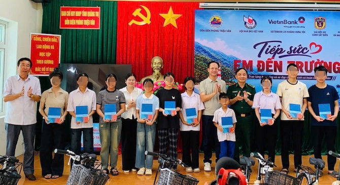 Trao xe đạp, học bổng tiếp sức học sinh khó khăn đến trường