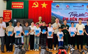 Trao xe đạp, học bổng tiếp sức học sinh khó khăn đến trường