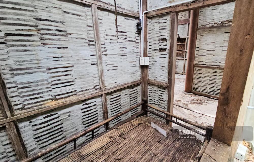 Không gian bên trong nhà lưu niệm danh nhân Phan Bội Châu xuất hiện nhiều dấu hiệu xuống cấp, ảnh hưởng đến việc bảo quản hiện vật. Ảnh: Nguyễn Luân