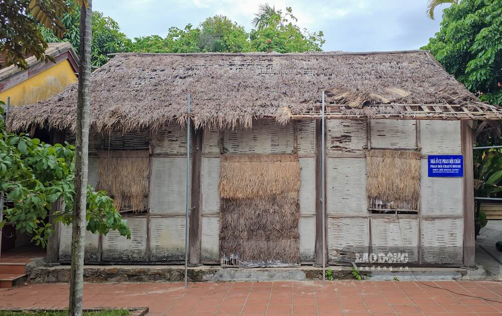 The thatched roof of Phan Boi Chau's memorial house is rotten, many positions are no longer able to be shielded. Photo: Nguyen Luan