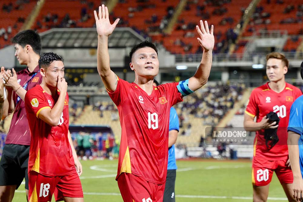 The Vietnamese team created a great advantage against Thailand after a 2-0 victory at Rajamangala Stadium. Photo: Minh Dan