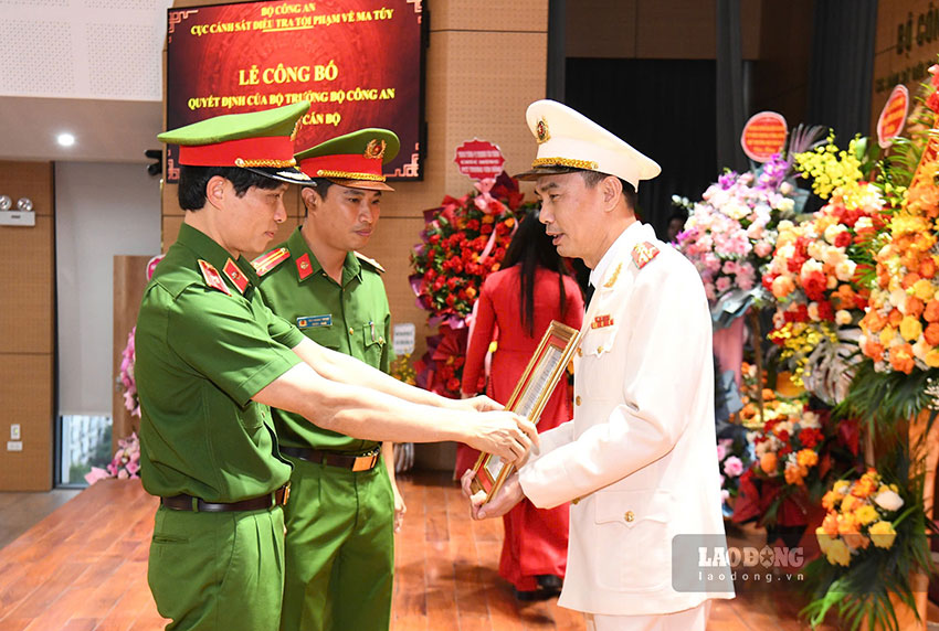 Thiếu tướng Ngô Thanh Bình trao quyết định bổ nhiệm cho Đại tá Trương Văn Hồng. Ảnh: Huy Hà