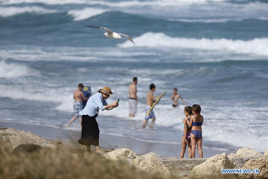 Tourists at a beach in Florida (USA). On August 22, a small plane crashed into the sea in Florida. Photo: Xinhua