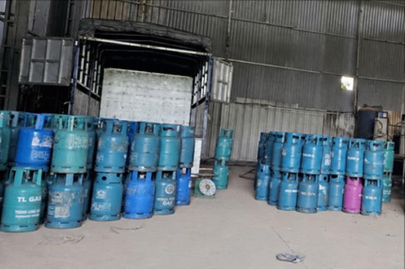 Functional forces inspect LPG business activities, thereby discovering many fake LPG cylinders and signs of counterfeit goods. Photo: Hanoi Market Management Department